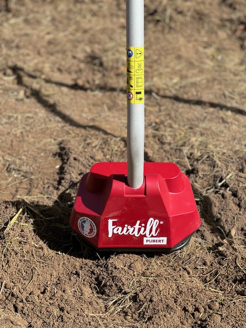 Le bioculteur Fairtill est la version grelinette électrique pour le potager et le jardin