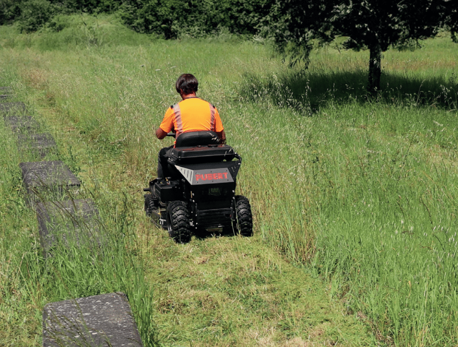 tracteur tondeuse débroussailleuse DEFENDER en situation