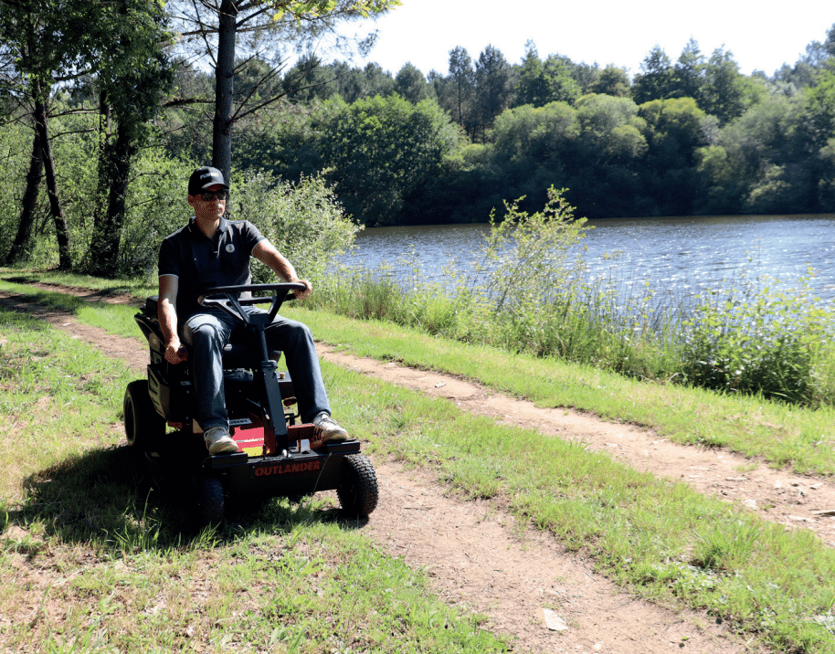 tracteur tondeuse autoportée Mulching OUTLANDER en situation